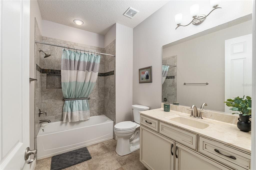 Activo con contrato: $445,000 (3 camas, 3 baños, 2814 Pies cuadrados)