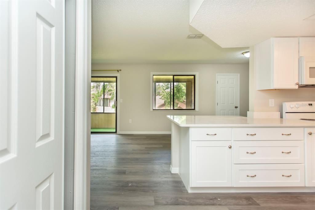 For Sale: $114,900 (2 beds, 2 baths, 1072 Square Feet)