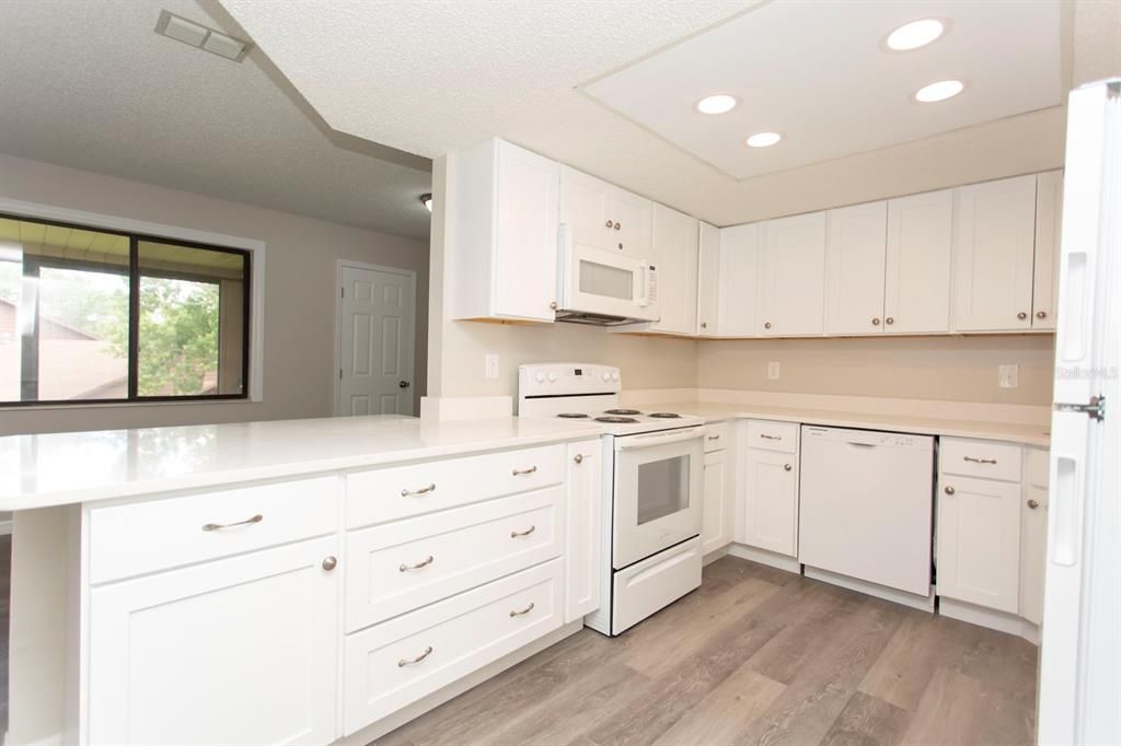 For Sale: $114,900 (2 beds, 2 baths, 1072 Square Feet)