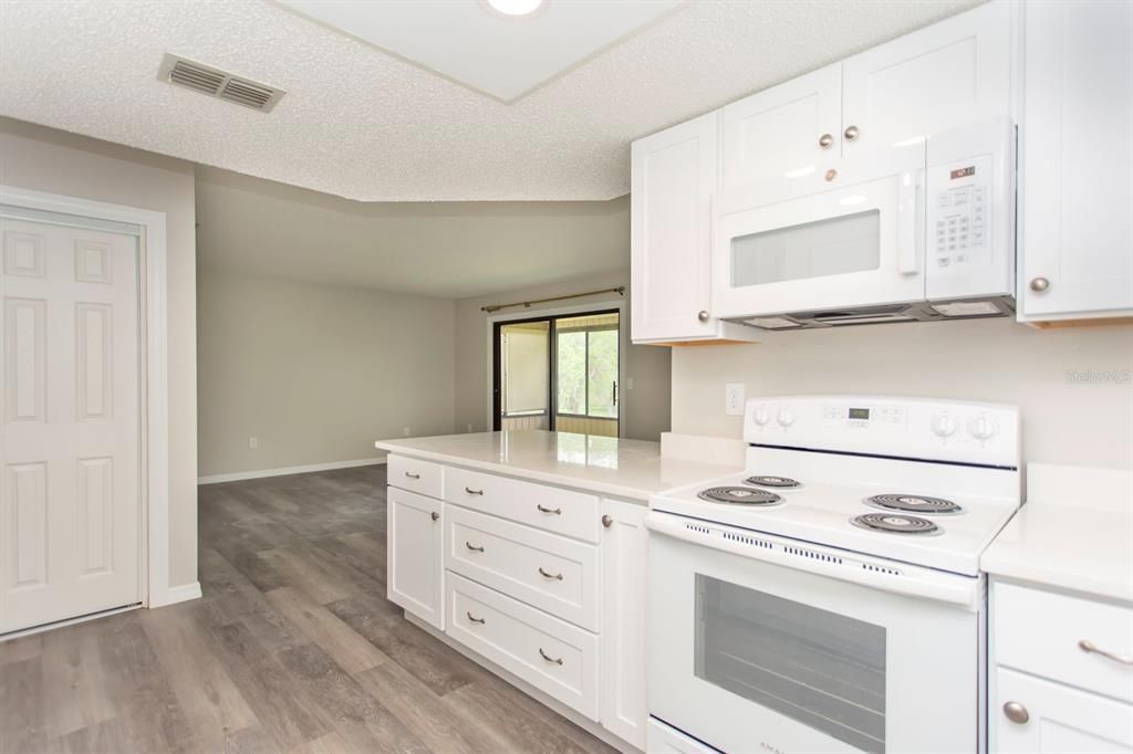 For Sale: $114,900 (2 beds, 2 baths, 1072 Square Feet)