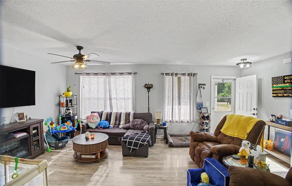 На продажу: $260,000 (3 спален, 1 ванн, 1218 Квадратных фут)