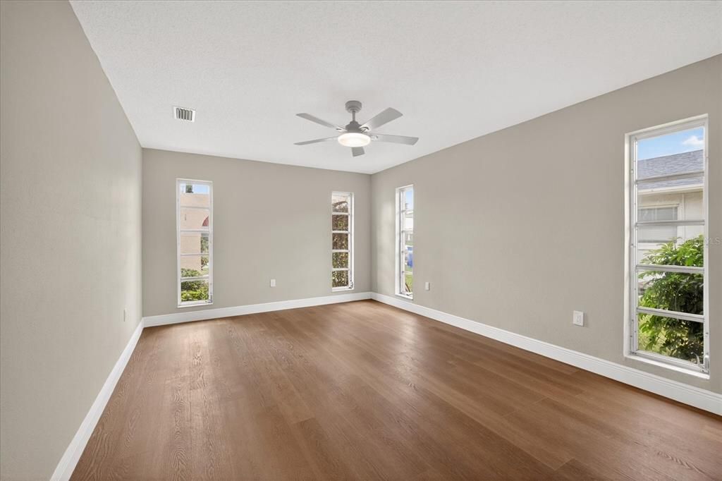 Activo con contrato: $699,000 (3 camas, 3 baños, 2044 Pies cuadrados)