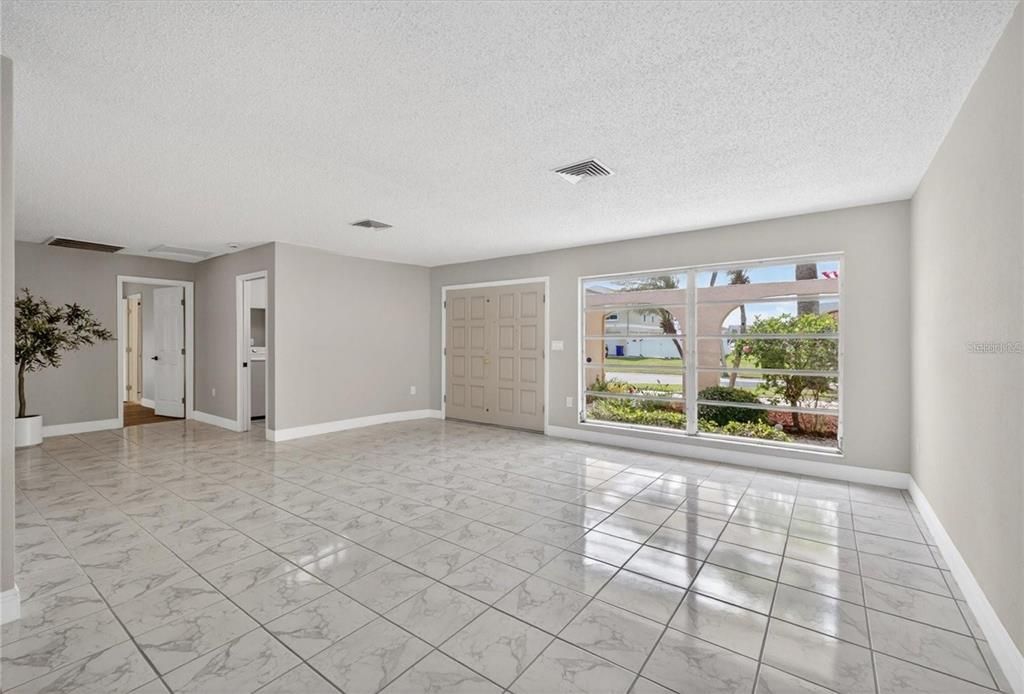 Activo con contrato: $699,000 (3 camas, 3 baños, 2044 Pies cuadrados)
