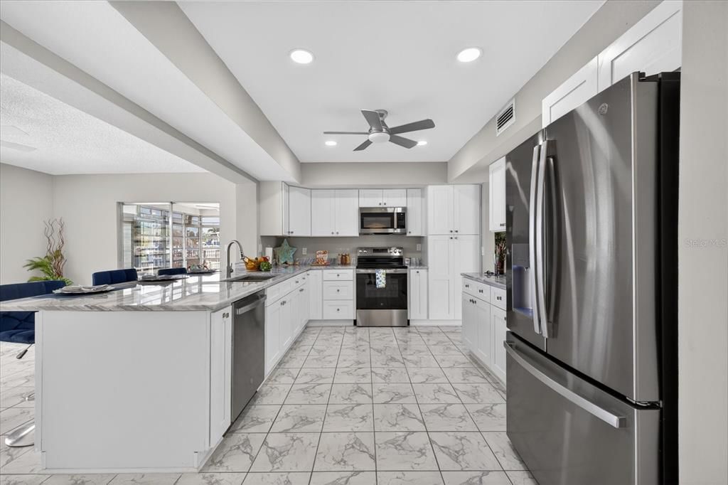 Activo con contrato: $699,000 (3 camas, 3 baños, 2044 Pies cuadrados)