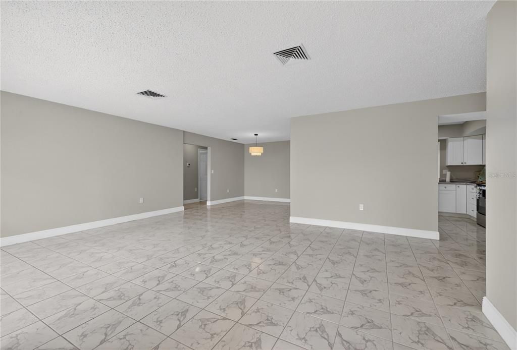 Activo con contrato: $699,000 (3 camas, 3 baños, 2044 Pies cuadrados)