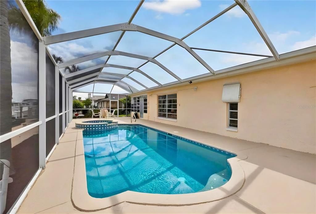 Activo con contrato: $699,000 (3 camas, 3 baños, 2044 Pies cuadrados)