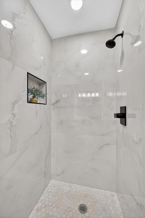 Activo con contrato: $699,000 (3 camas, 3 baños, 2044 Pies cuadrados)