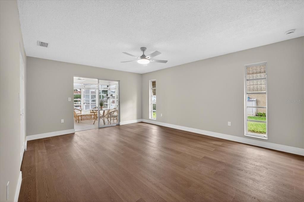 Activo con contrato: $699,000 (3 camas, 3 baños, 2044 Pies cuadrados)