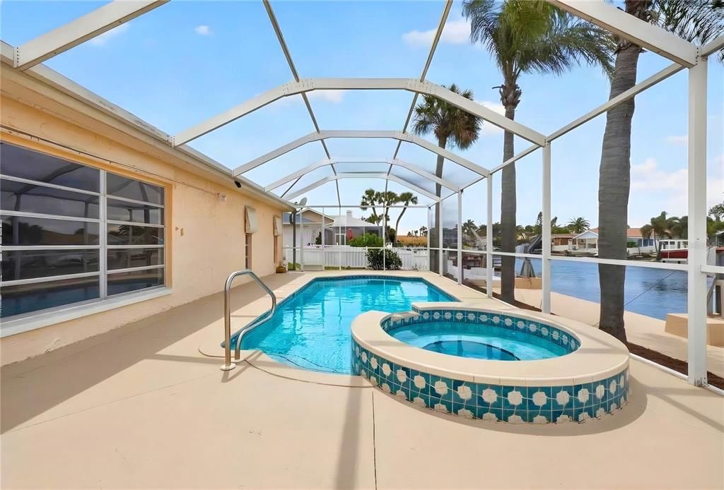 Activo con contrato: $699,000 (3 camas, 3 baños, 2044 Pies cuadrados)