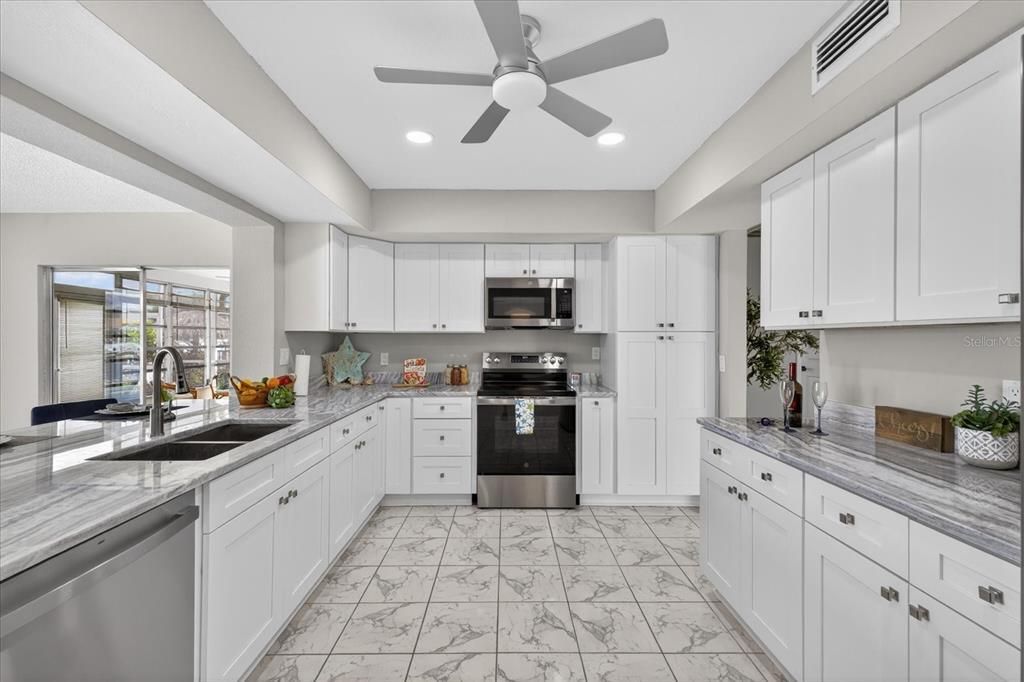 Activo con contrato: $699,000 (3 camas, 3 baños, 2044 Pies cuadrados)