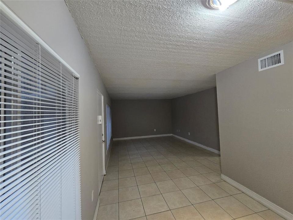 For Rent: $1,050 (1 beds, 1 baths, 650 Square Feet)