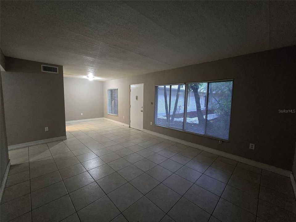 For Rent: $1,050 (1 beds, 1 baths, 650 Square Feet)