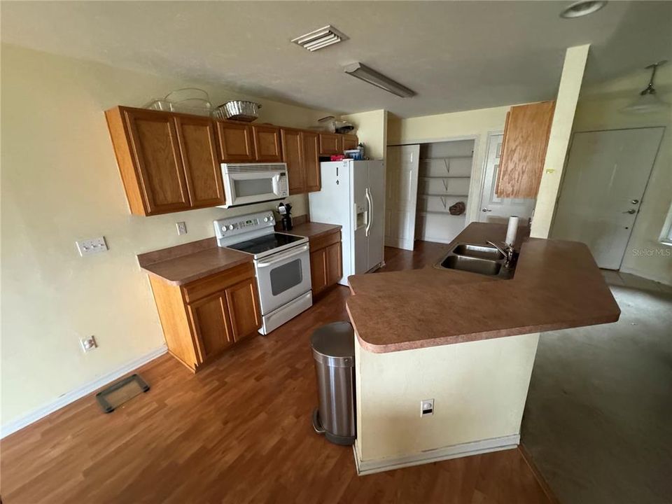 Под контрактом: $429,999 (4 спален, 2 ванн, 1343 Квадратных фут)