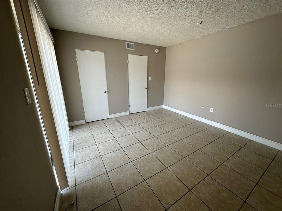 For Rent: $1,050 (1 beds, 1 baths, 650 Square Feet)