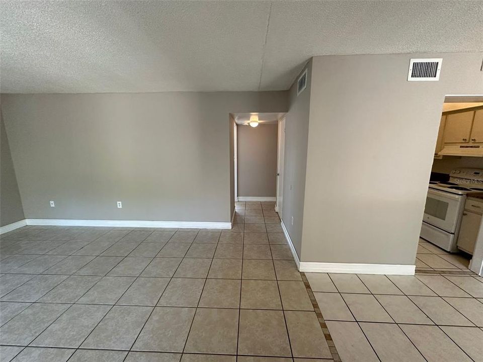 For Rent: $1,050 (1 beds, 1 baths, 650 Square Feet)