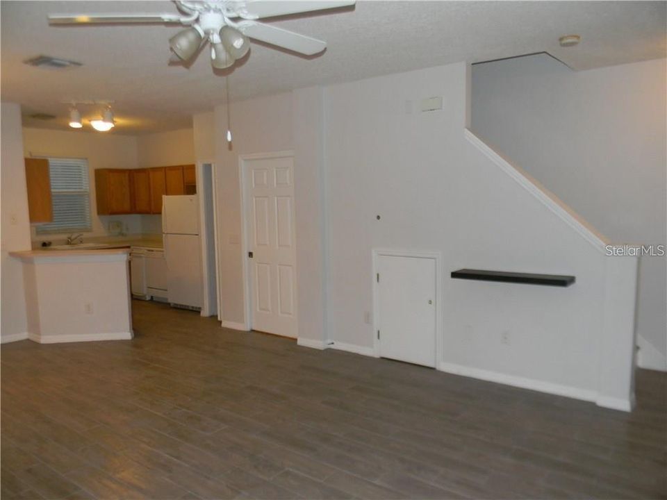 Active With Contract: $1,700 (2 beds, 1 baths, 1242 Square Feet)