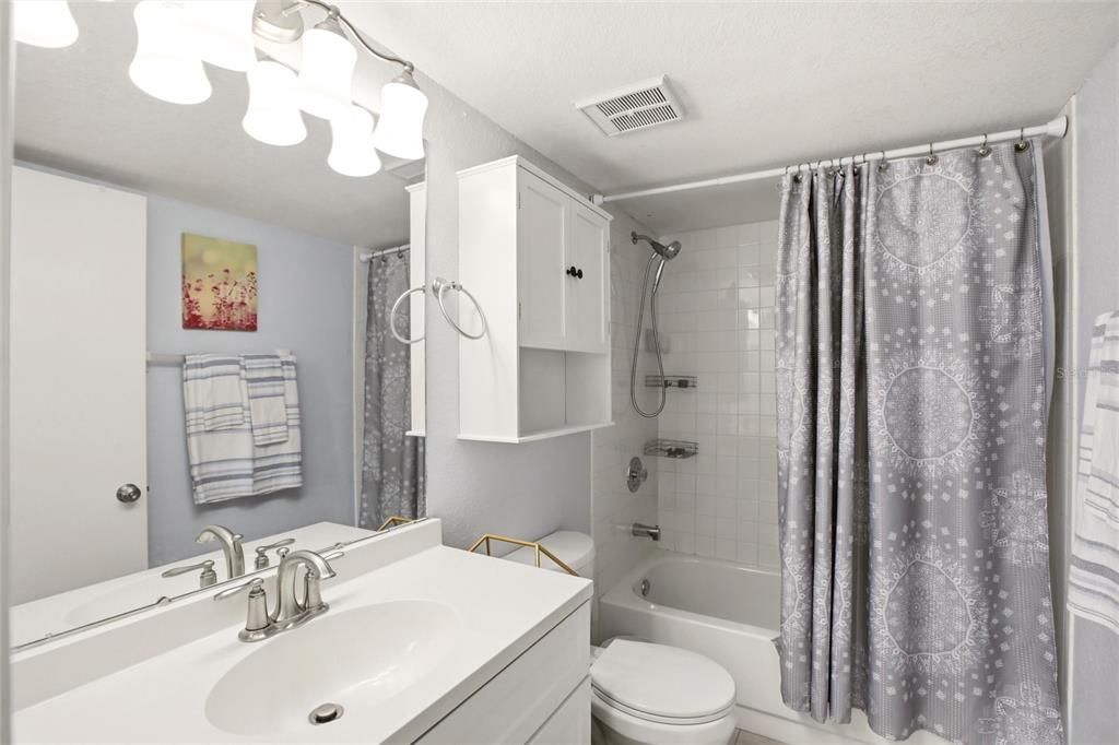 Active With Contract: $159,900 (2 beds, 2 baths, 859 Square Feet)