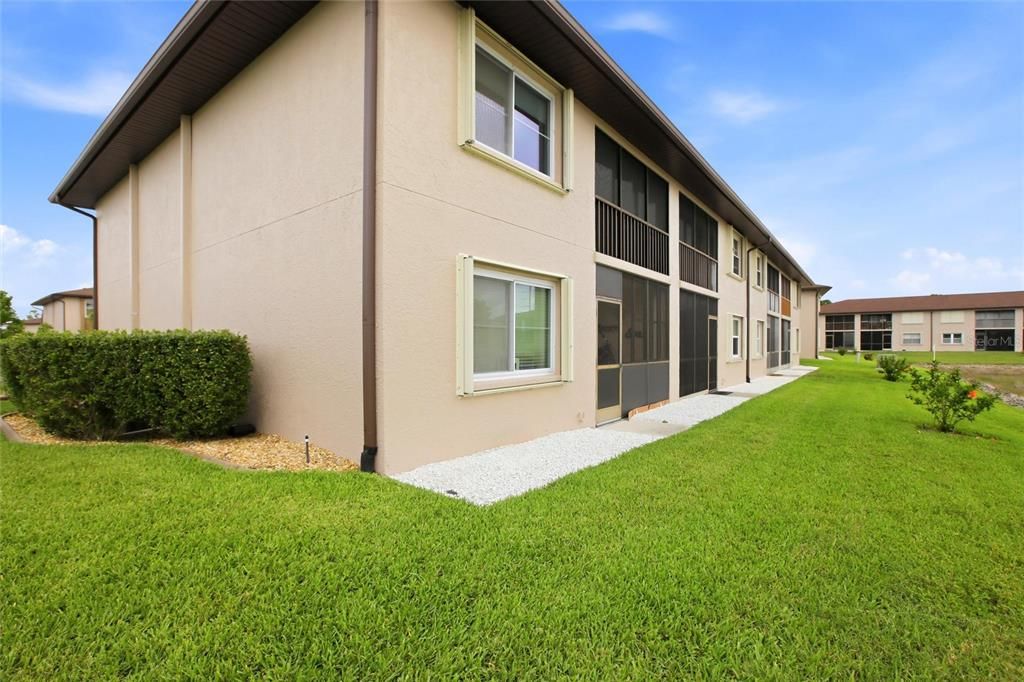 Active With Contract: $159,900 (2 beds, 2 baths, 859 Square Feet)