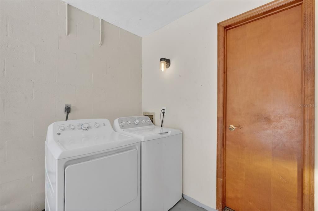 Под контрактом: $299,900 (3 спален, 2 ванн, 1398 Квадратных фут)