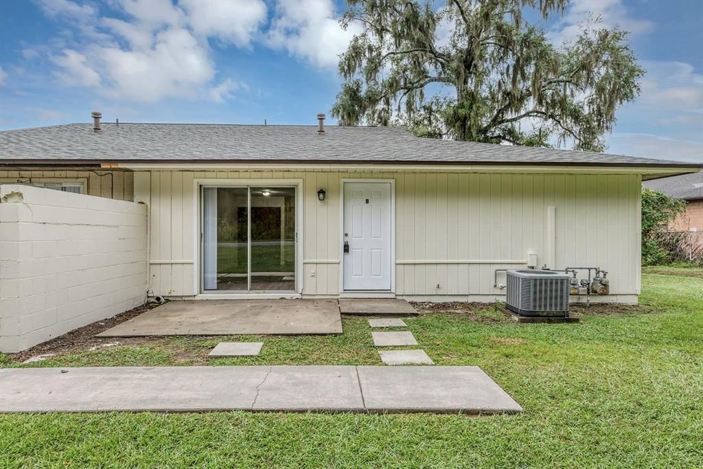 For Rent: $1,199 (2 beds, 1 baths, 808 Square Feet)