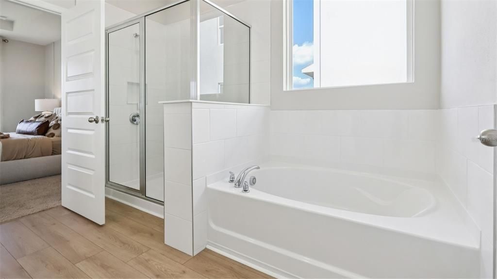 Под контрактом: $425,990 (4 спален, 3 ванн, 2108 Квадратных фут)