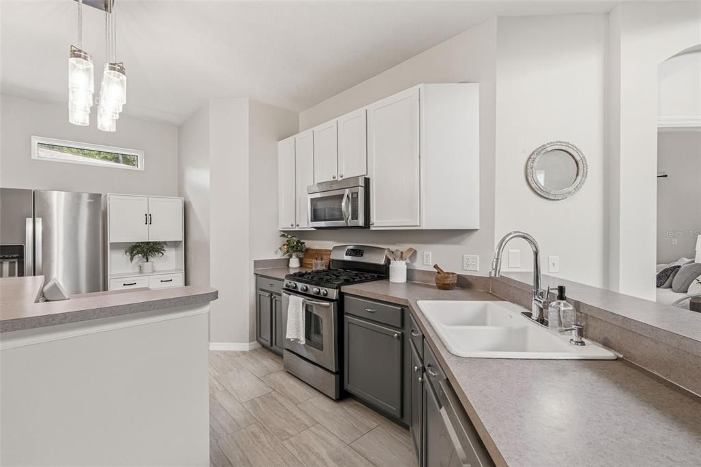 Active With Contract: $489,900 (3 beds, 2 baths, 2115 Square Feet)