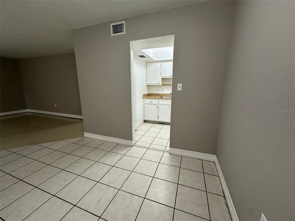 For Rent: $1,050 (1 beds, 1 baths, 650 Square Feet)