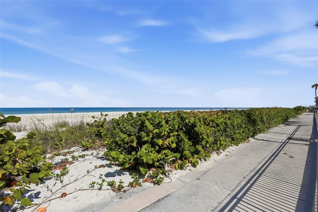 Active With Contract: $869,000 (2 beds, 2 baths, 1387 Square Feet)
