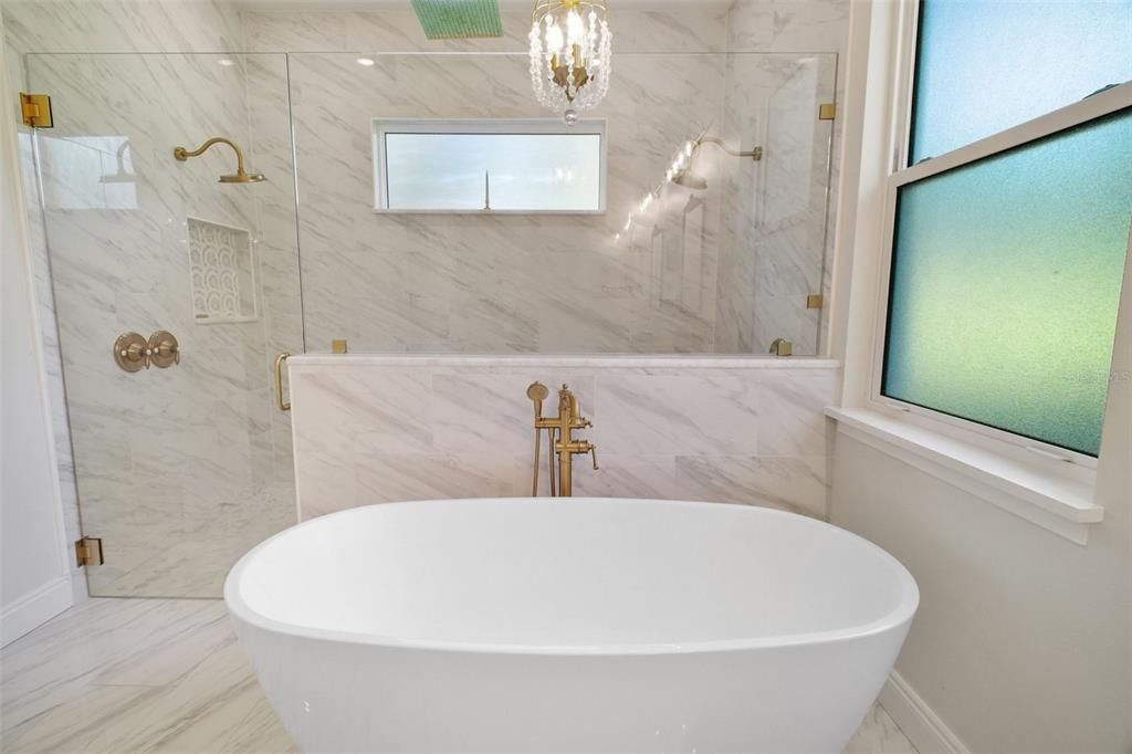 En Venta: $1,300,000 (5 camas, 3 baños, 3580 Pies cuadrados)