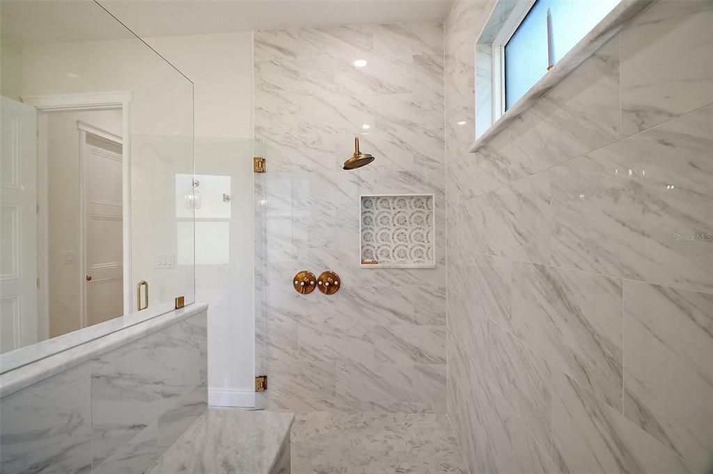En Venta: $1,300,000 (5 camas, 3 baños, 3580 Pies cuadrados)