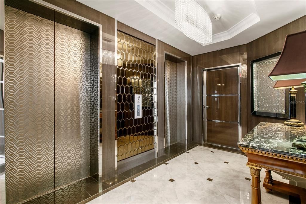 Под контрактом: $1,695,000 (3 спален, 3 ванн, 2200 Квадратных фут)