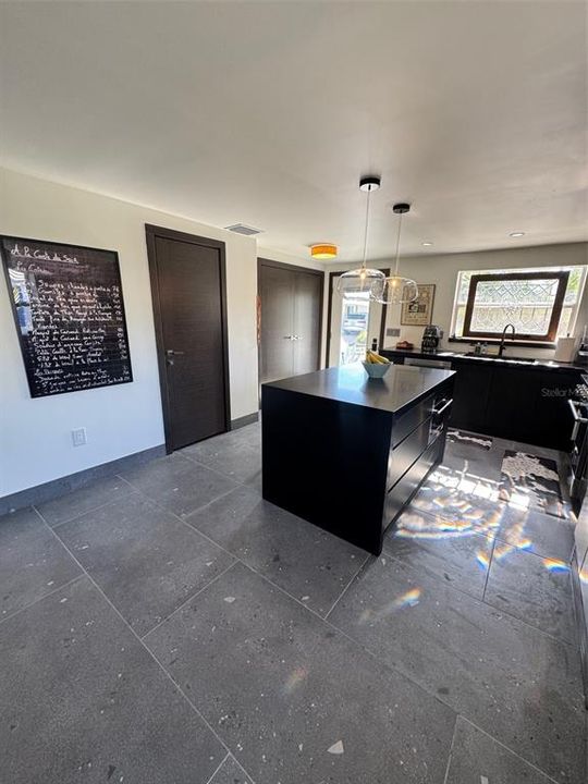 For Sale: $349,000 (2 beds, 1 baths, 1100 Square Feet)