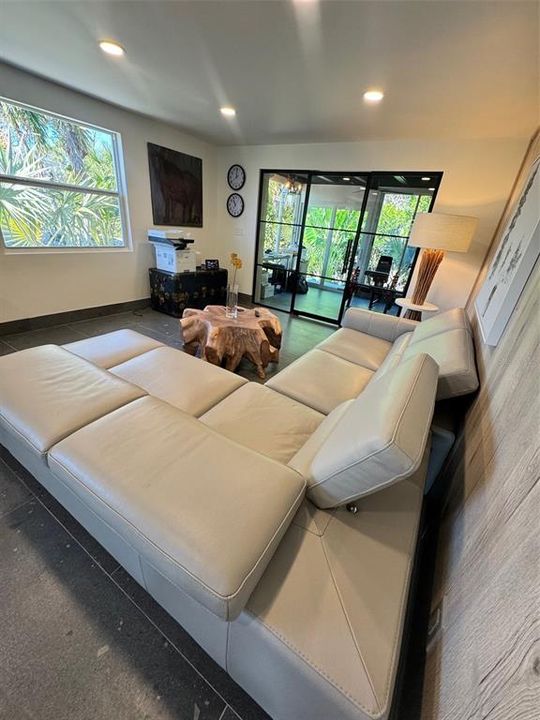 For Sale: $349,000 (2 beds, 1 baths, 1100 Square Feet)