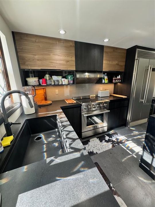 For Sale: $349,000 (2 beds, 1 baths, 1100 Square Feet)