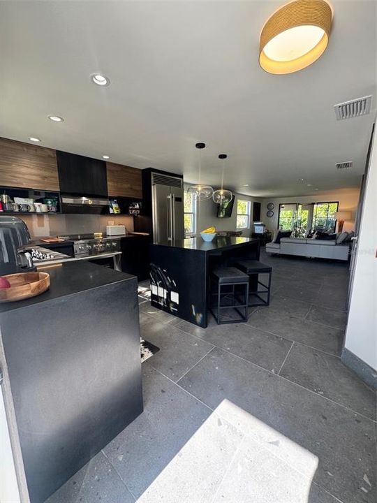 For Sale: $349,000 (2 beds, 1 baths, 1100 Square Feet)