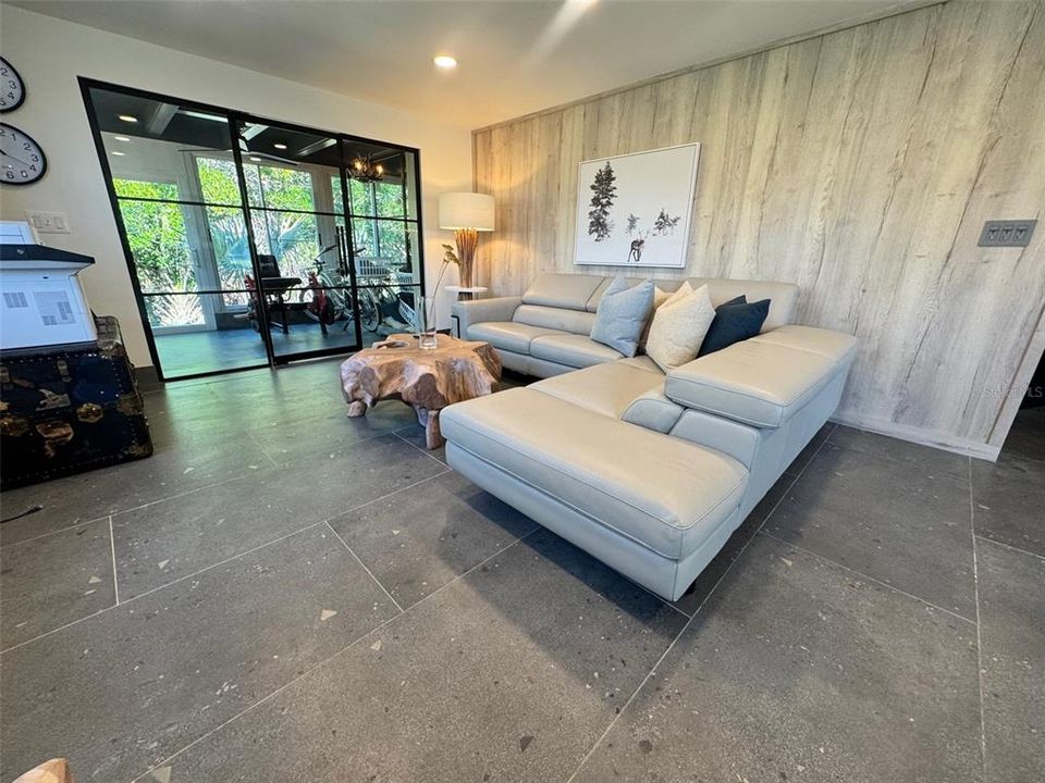 For Sale: $349,000 (2 beds, 1 baths, 1100 Square Feet)