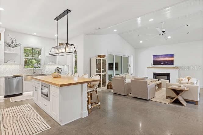 Active With Contract: $1,875,000 (5 beds, 4 baths, 2915 Square Feet)
