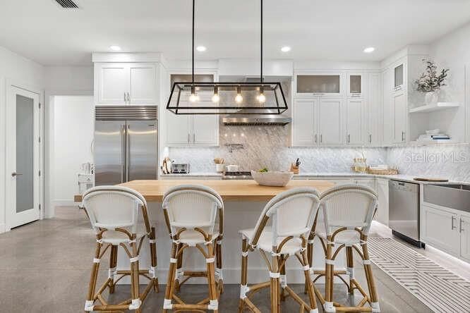 Active With Contract: $1,875,000 (5 beds, 4 baths, 2915 Square Feet)