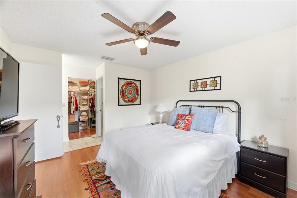 Active With Contract: $259,900 (2 beds, 2 baths, 1036 Square Feet)