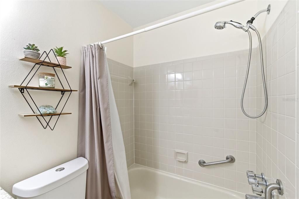 Active With Contract: $259,900 (2 beds, 2 baths, 1036 Square Feet)