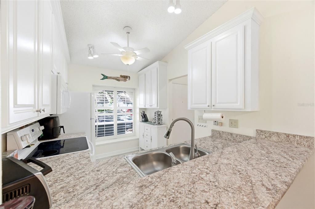 Active With Contract: $259,900 (2 beds, 2 baths, 1036 Square Feet)