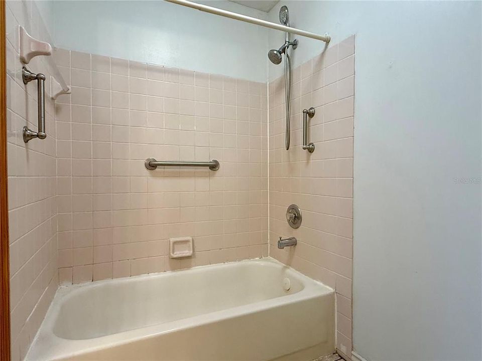 Activo con contrato: $134,900 (2 camas, 1 baños, 1190 Pies cuadrados)