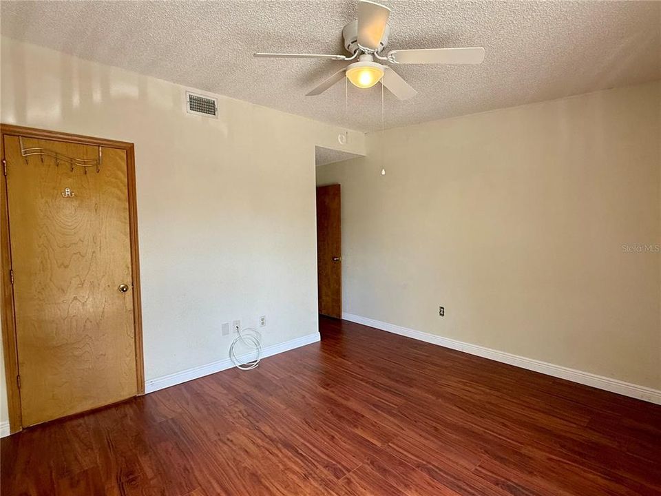 Activo con contrato: $134,900 (2 camas, 1 baños, 1190 Pies cuadrados)