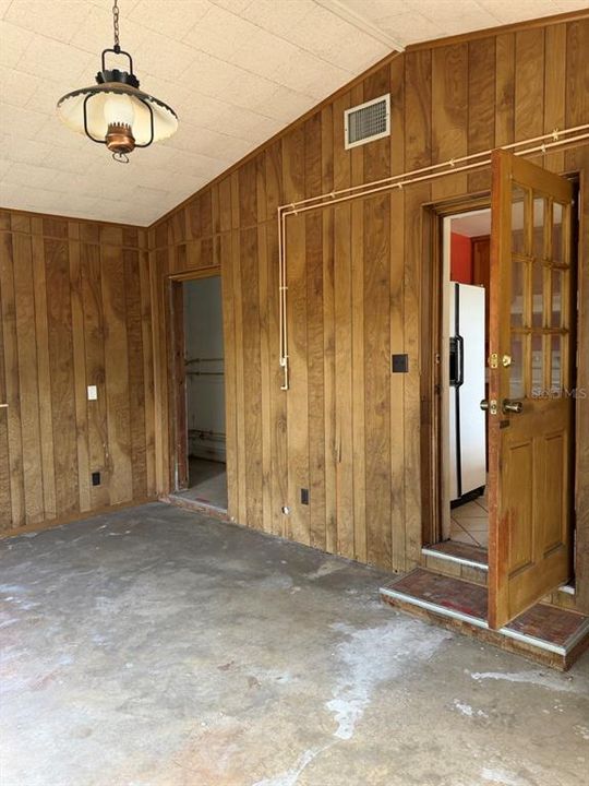 Active With Contract: $237,000 (2 beds, 1 baths, 1148 Square Feet)
