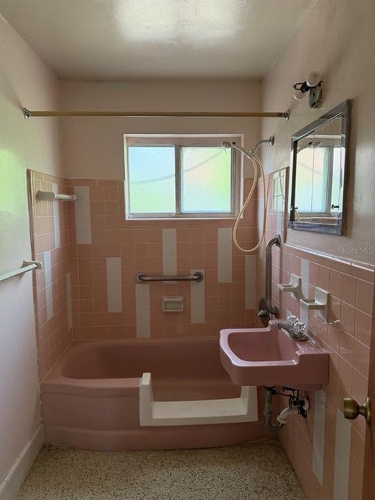 Active With Contract: $237,000 (2 beds, 1 baths, 1148 Square Feet)
