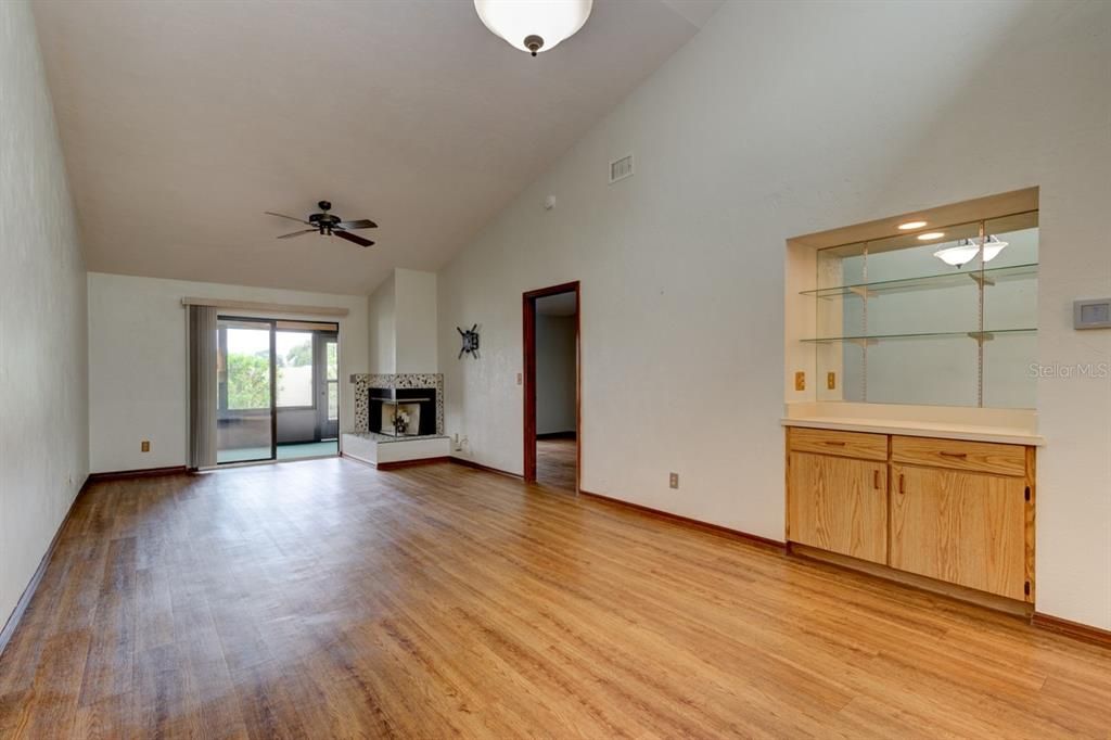 For Sale: $199,000 (2 beds, 2 baths, 1272 Square Feet)