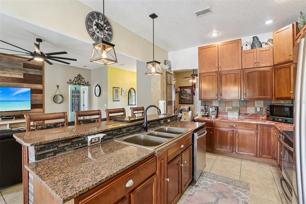 Activo con contrato: $630,000 (3 camas, 2 baños, 2177 Pies cuadrados)