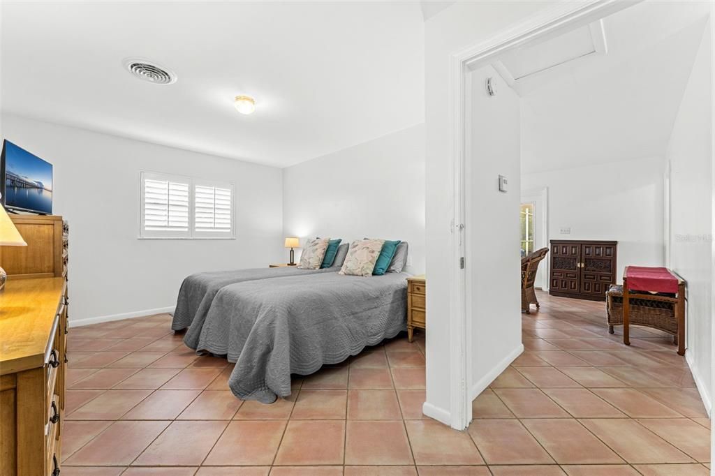 For Sale: $1,900,000 (6 beds, 4 baths, 3550 Square Feet)