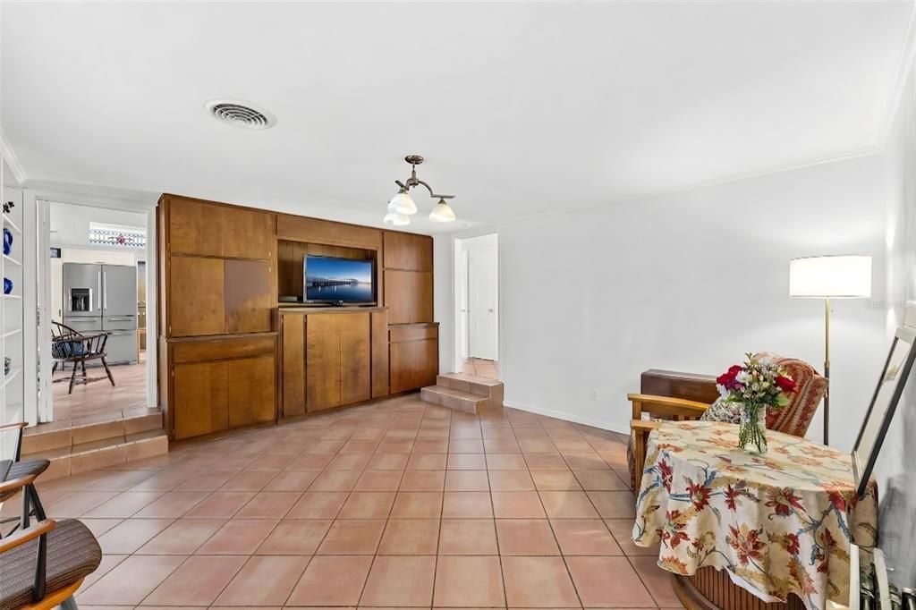 For Sale: $1,900,000 (6 beds, 4 baths, 3550 Square Feet)