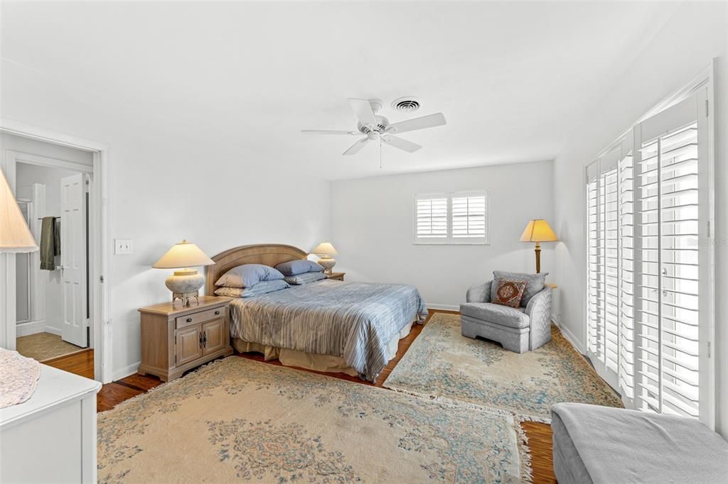 For Sale: $1,900,000 (6 beds, 4 baths, 3550 Square Feet)